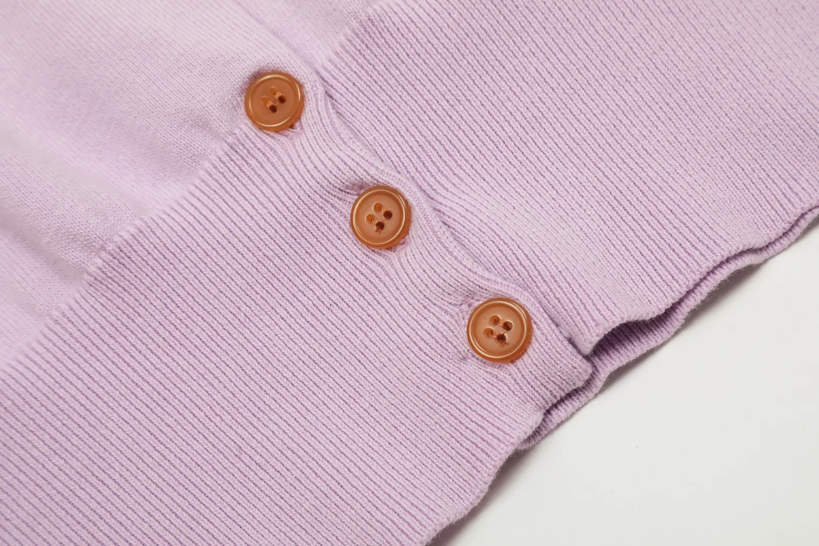 VIVI115 # vivienne west wood Vivienne classic knitted sweater wool cardigan 2024 autumn latest style Exclusive and highest quality on the entire network Order with confidence - 🧩 15% merino cotton wool 85% wool blend 🧩Correct Italian 🇮🇹100% wool washed wheat logo 🧩Original purchase, real mold opening 🧩Original purchase records and comparison pictures can be provided. Place your order with confidence. 🧩Instant sale of all Taobao 300+ versions. The purchasing quality is excellent. It is definitely not a copywriter party. It is a real good product. The real product far exceeds the budget. Size: S -M- L. Color: black, white, light green, purple, apricot.